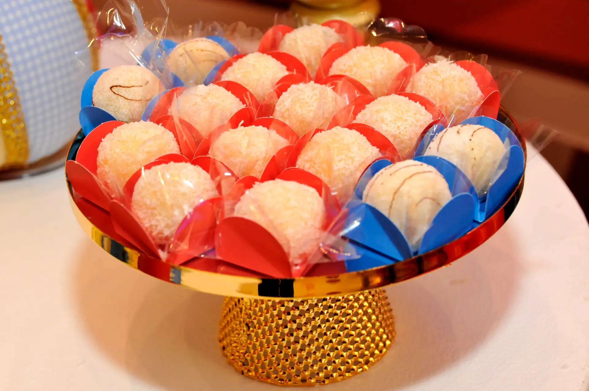 Doces finos e mesa de buffet no salão de festas Santana