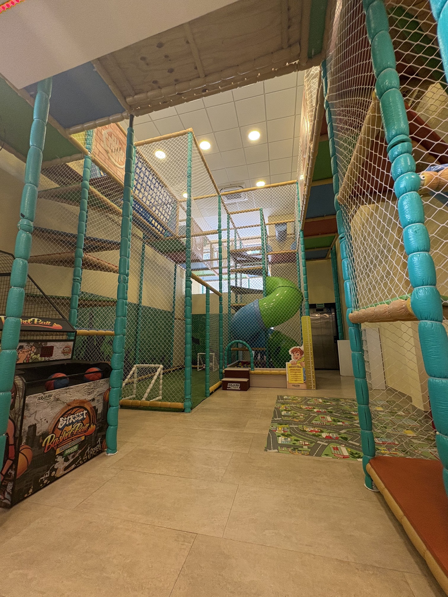 Área kids completa com brinquedão no buffet infantil zona norte